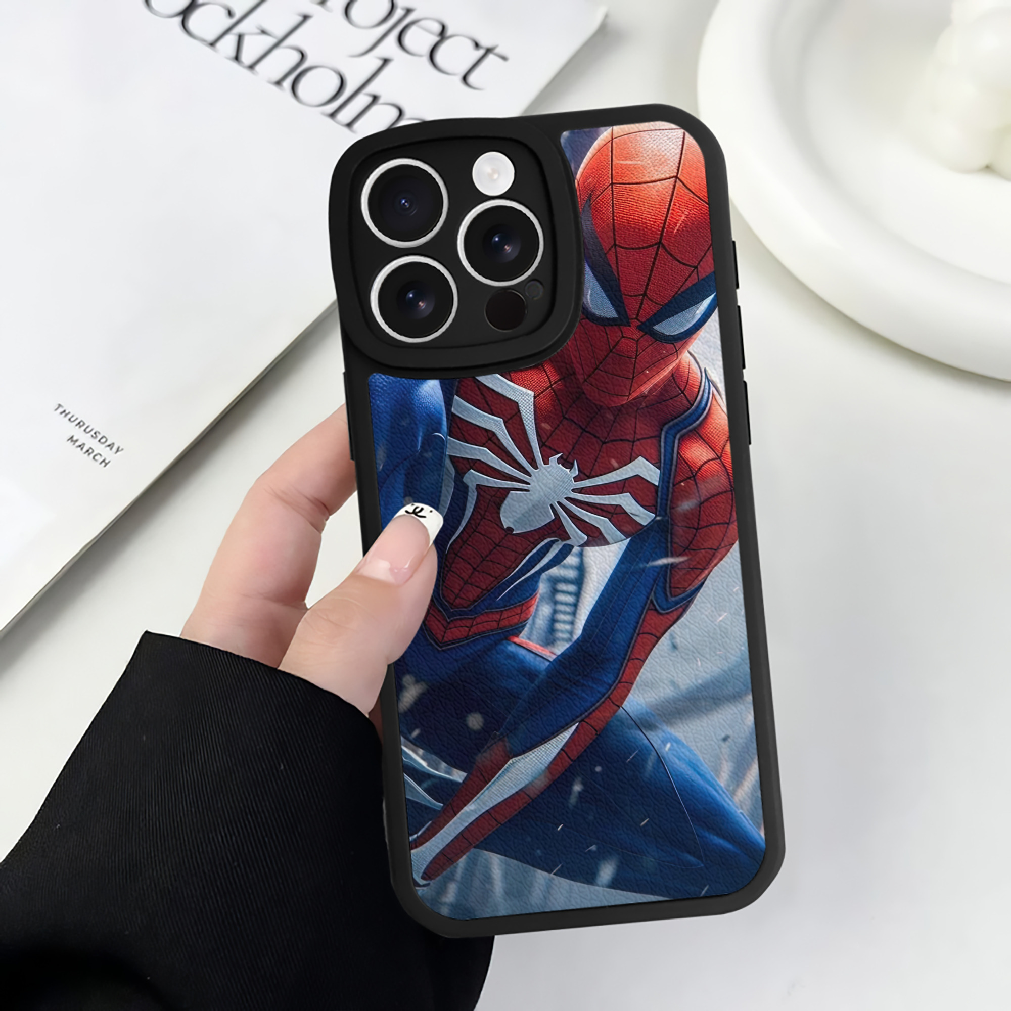 Spider Man スパイダーマン 【iPhone 16シリーズ対応】シリコンスマホケース（レザー調） 材質：シリコン